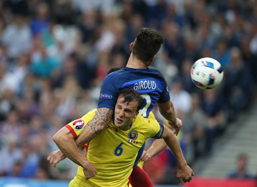 Uno dei grandi duelli della serata  la sfida tra il centravanti francese Giroud e il difensore centrale romeno Chiriches.